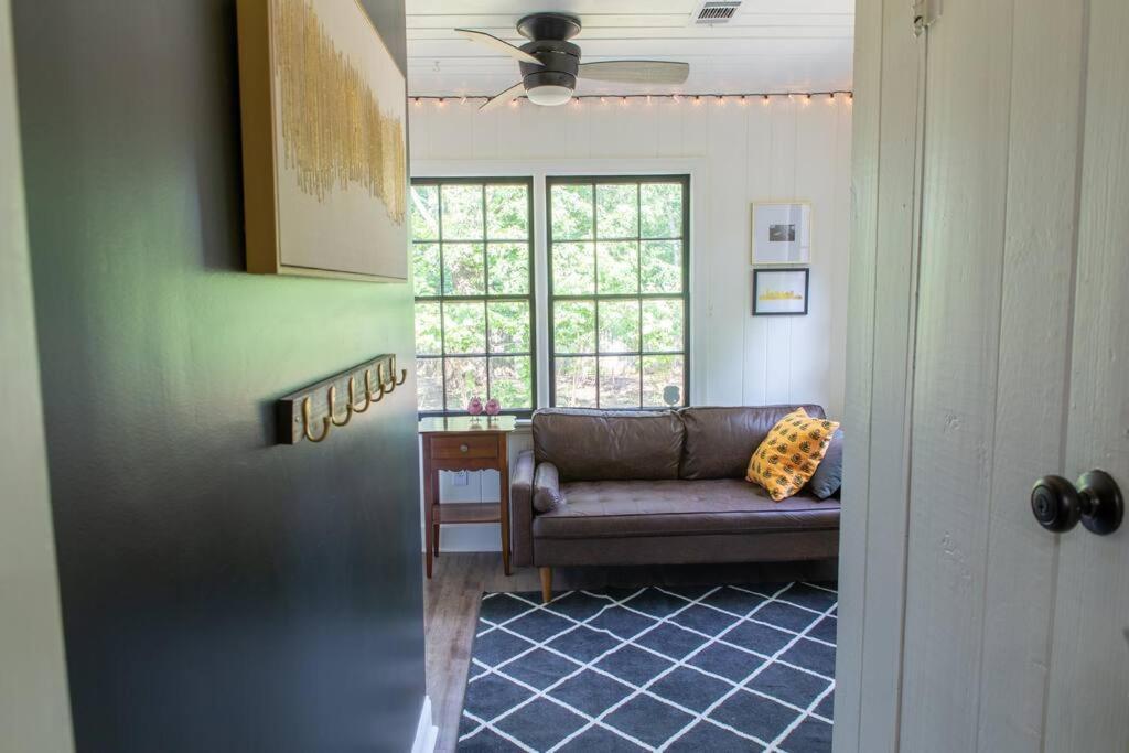 J Birds' Cottage Midtown Мемфис Екстериор снимка