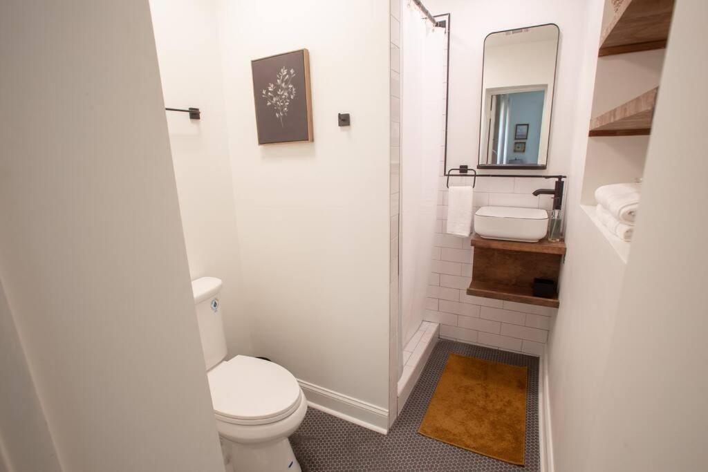 J Birds' Cottage Midtown Мемфис Екстериор снимка