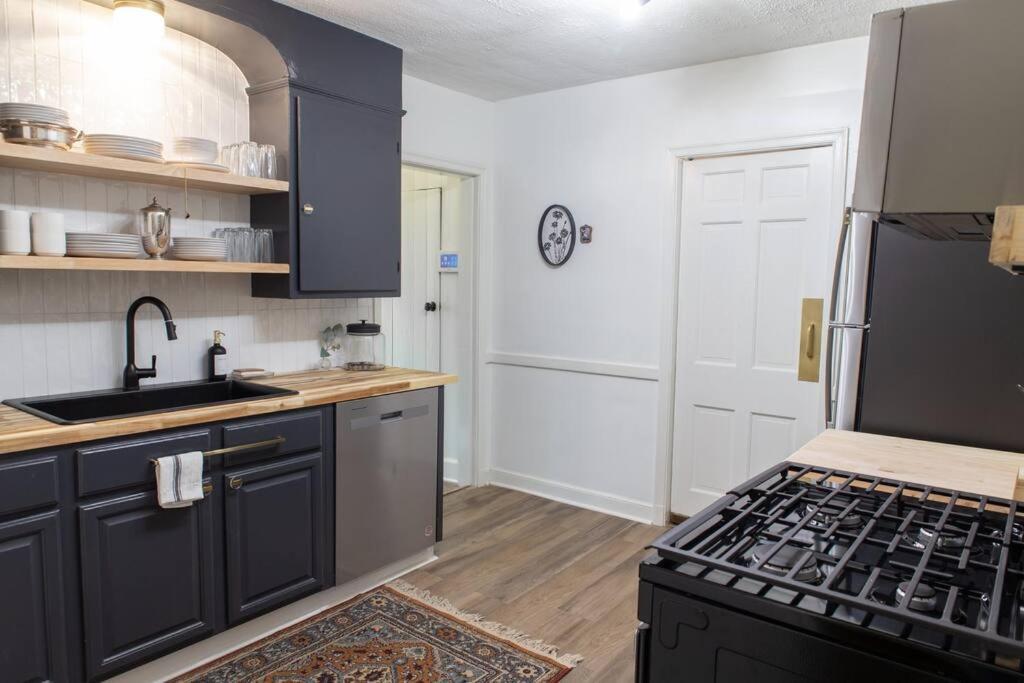 J Birds' Cottage Midtown Мемфис Екстериор снимка